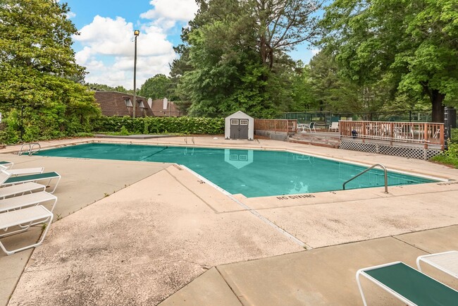 Building Photo - Condo in Chapel Hill - short term option!