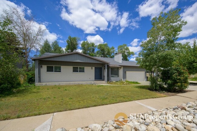 Building Photo - Stunning Remodeled Home in Desirable Cottonwood Heights!