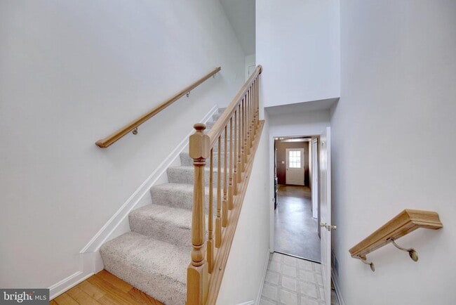 Building Photo - 689 E Walnut St