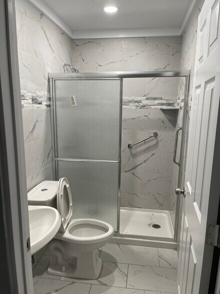 Building Photo - 595 William St