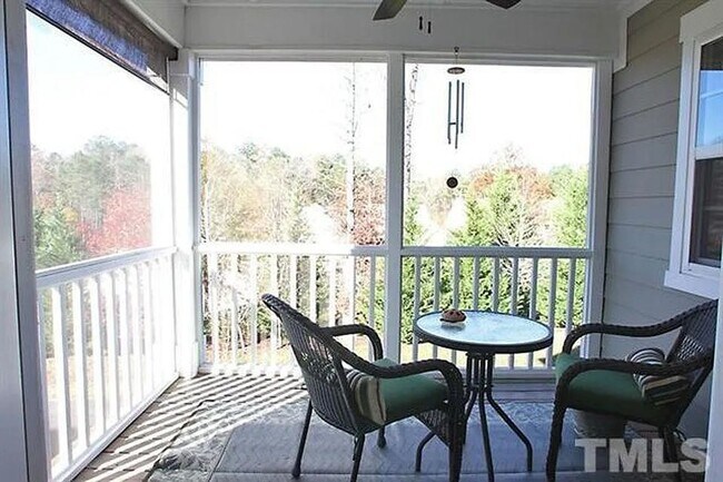 Building Photo - Three Bedroom End Unit Townhome in AMAZING Neighborhood!