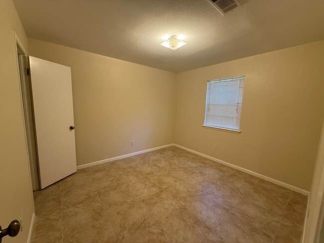 Building Photo - 3005 Brook Dr