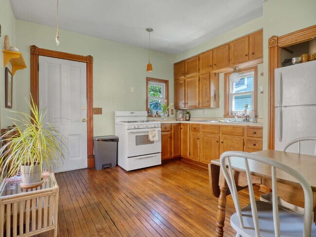 Building Photo - Classic 2-Bedroom Home in Phillips Neighborhood Pets Welcome!