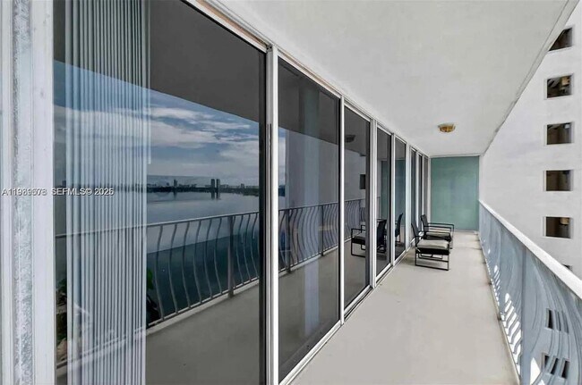 Building Photo - 7601 E Treasure Dr