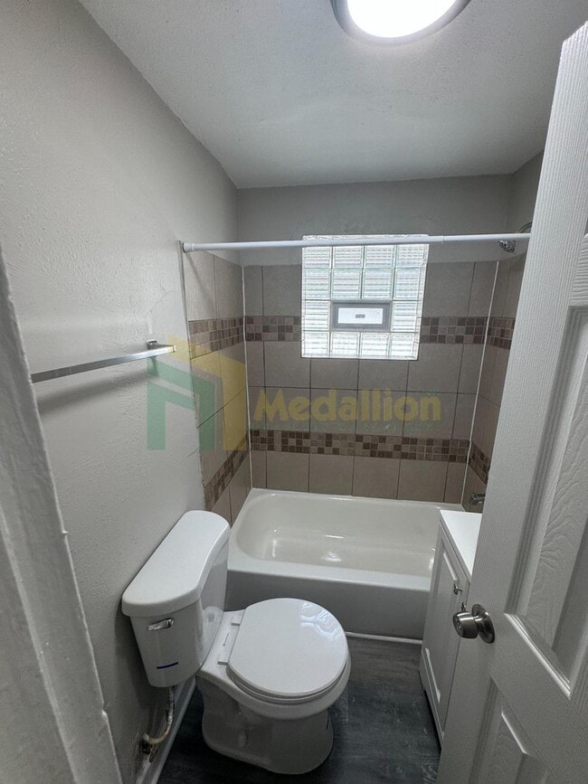 Building Photo - Beautifully Remodeled 4BR/2BA Home with Sp...