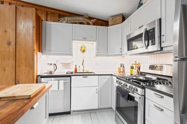 Building Photo - 2 Bedroom 1 Bath Home Next To Boulder Creek!