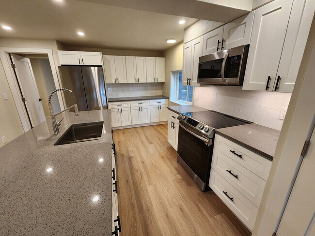 Building Photo - Gorgeous Remodeled 3 bed 2.5 bath in West ...