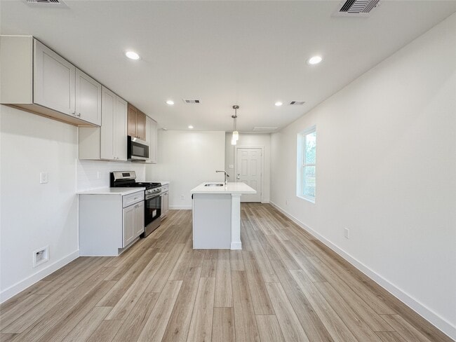 Building Photo - 824 Waxahachie St