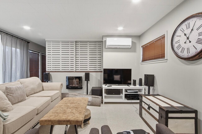 Building Photo - 215 Live Oak Ave E