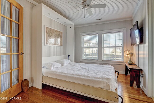 Building Photo - 2681 Island Dr