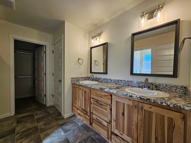 Building Photo - Newer Construction Close to Downtown Grants Pass