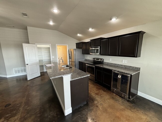 Building Photo - 3 bed 2 bath home with 2 car garage in Leg...