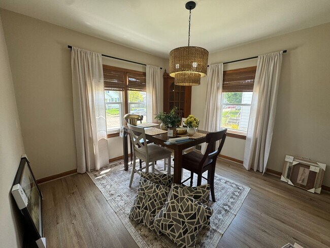 Building Photo - COMING SOON | Fully Furnished 4BR Student Home | All Utilities Included | Walk to UE