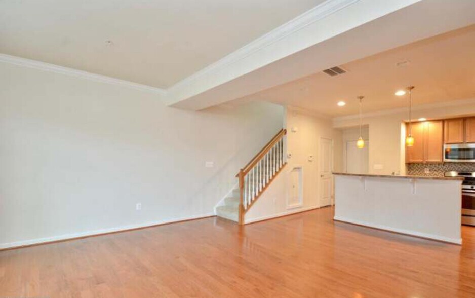 Building Photo - 904 Hall Station Dr