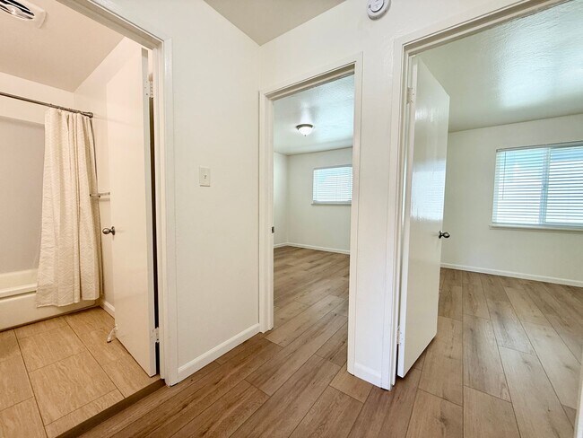 Building Photo - Refreshed 2 Bed/1-Bath Duplex Near Beach & Trails in Fairway Park