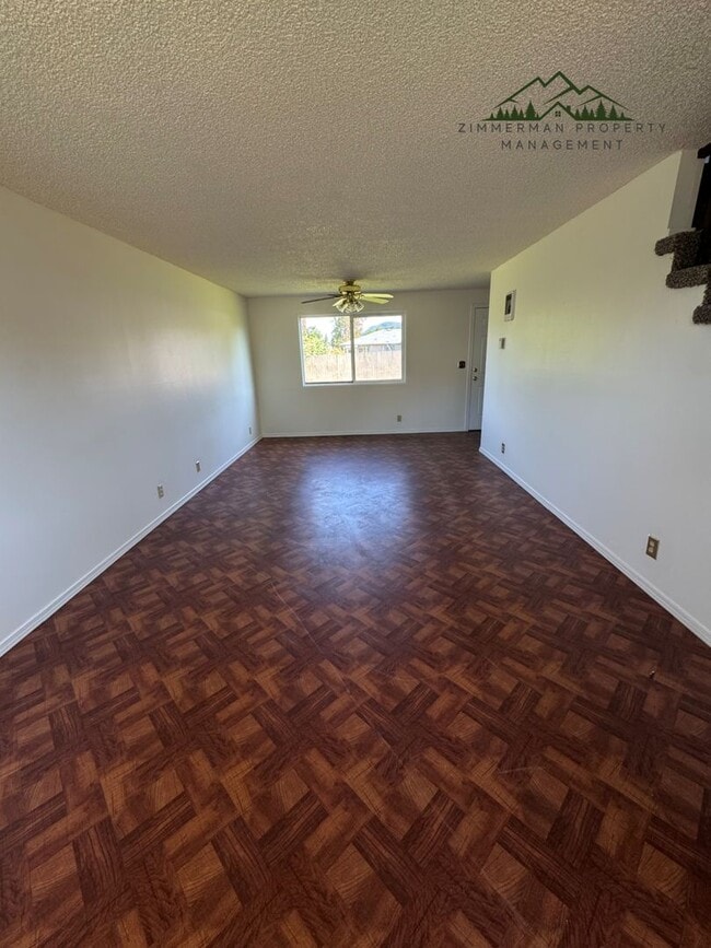 Building Photo - 2 Bedroom 1 Bath Duplex in Springfield
