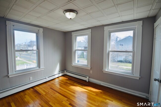 Building Photo - 203 Main St