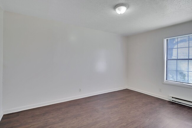 Building Photo - 2 Bedroom, 1 Bathroom Duplex. SPECIAL: HAL...