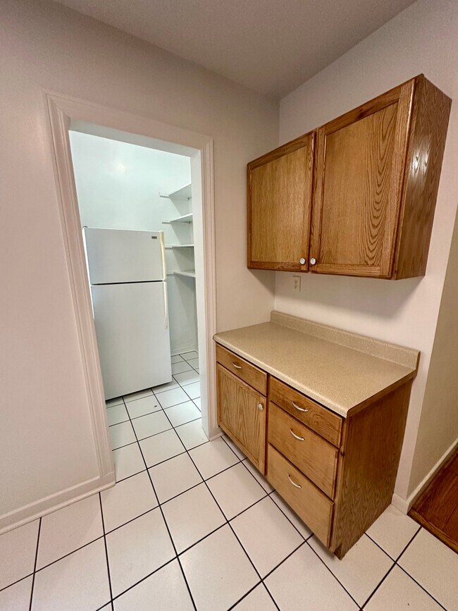 Building Photo - 1008 W Argyle St