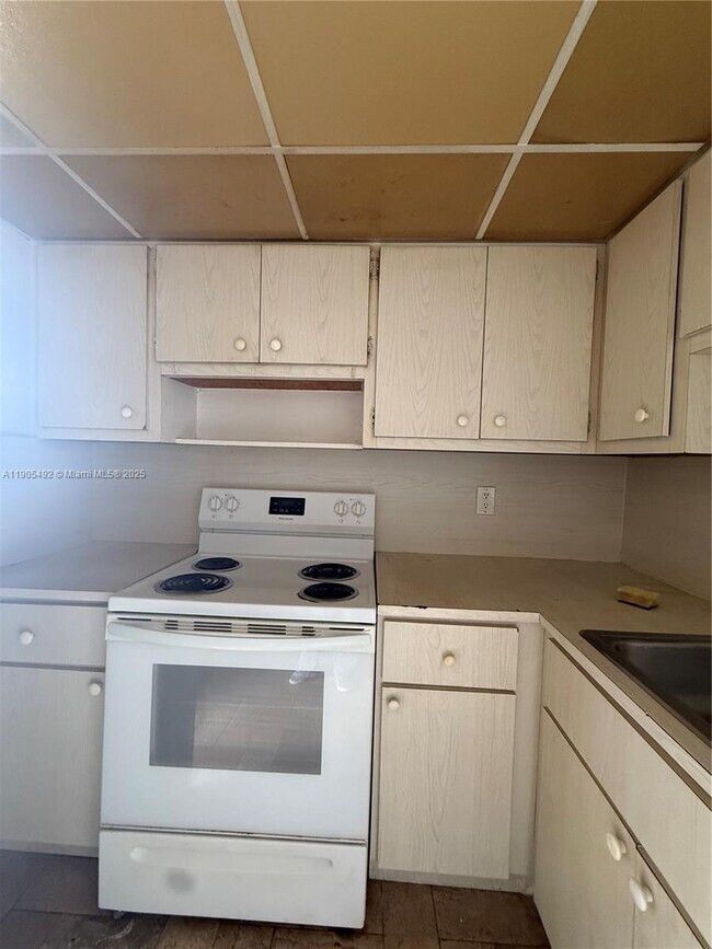 Building Photo - 15600 NW 7th Ave