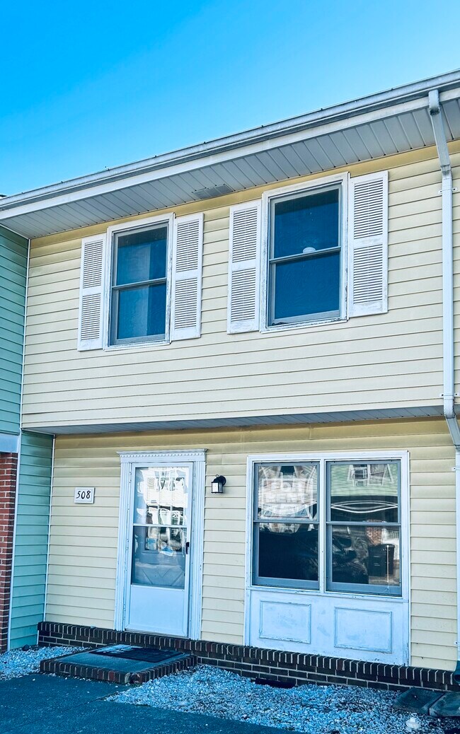 Building Photo - 508 Yorktowne Pl