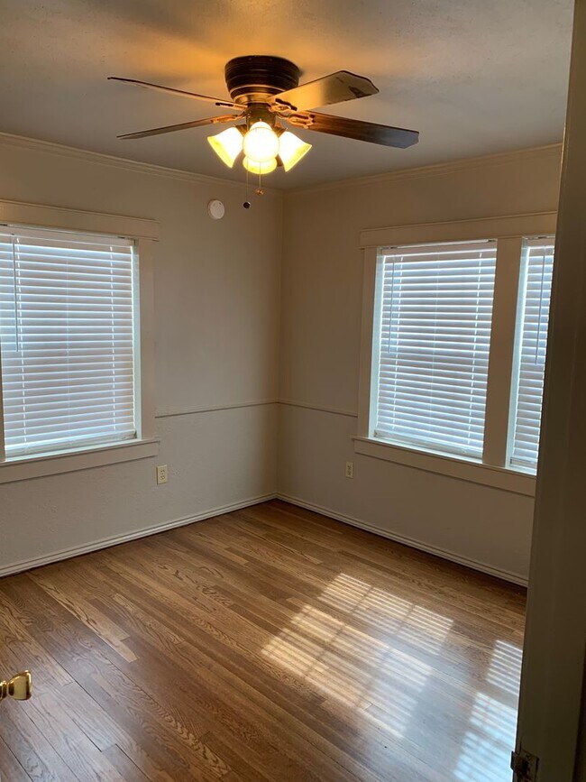 Building Photo - Available Now! 3/2 in central Lubbock!