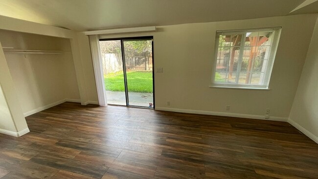 Building Photo - Beautiful 3 bedroom 2 bathroom home, updated kitchen & baths plus 1 car garage!