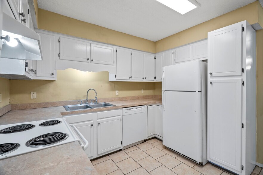 Building Photo - 2231 Woodridge Ln
