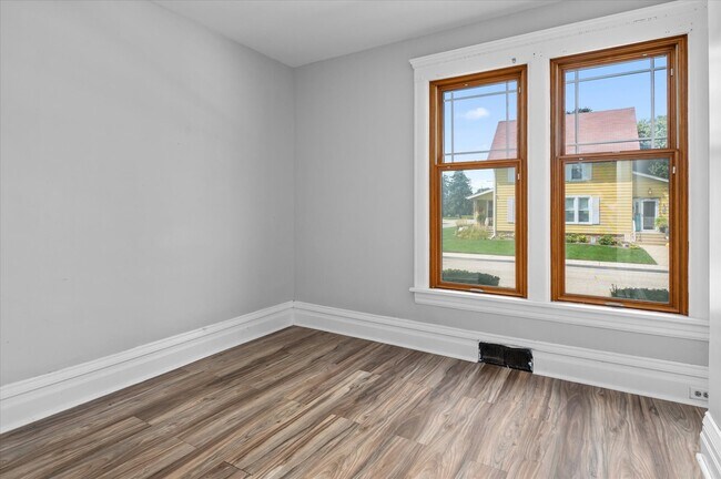 Building Photo - 145 Maple St