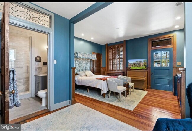 1st floor Living room with bathroom - 121 W Cork St