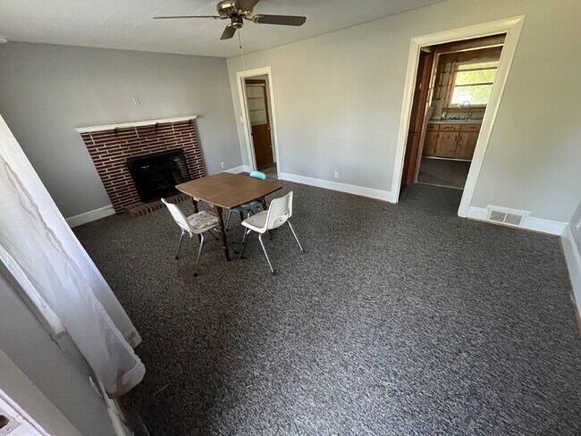 Building Photo - "Charming 3-Bedroom Retreat with Spacious Living in Colfax!"