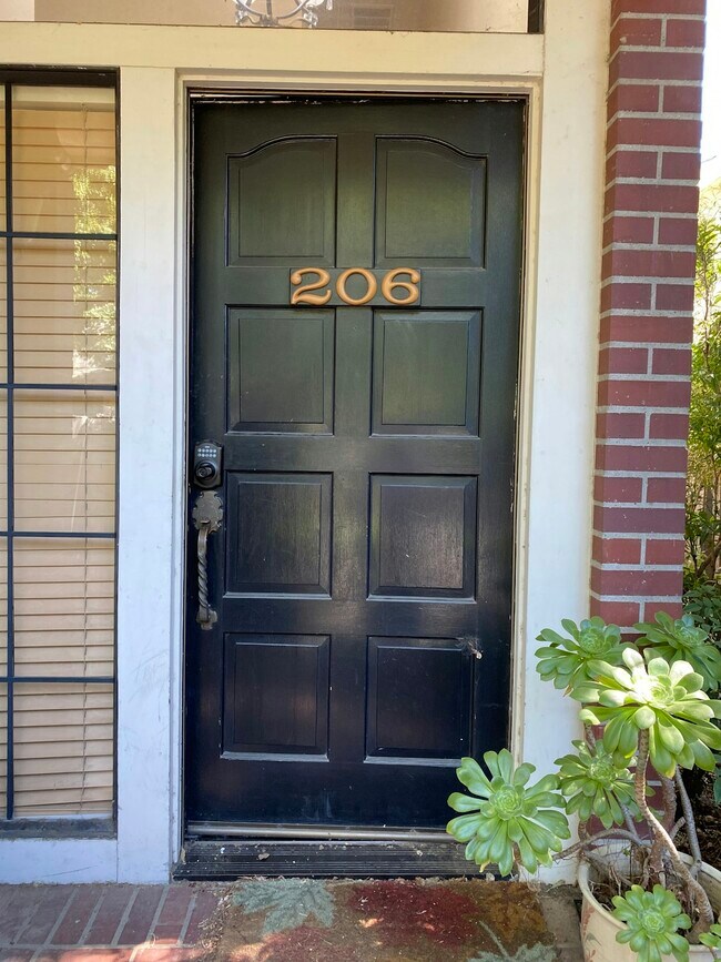 Building Photo - 206 2nd St