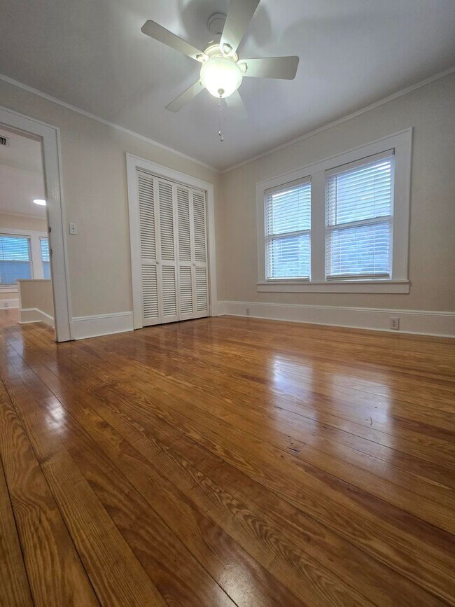 Building Photo - C1122 Woodbury Row