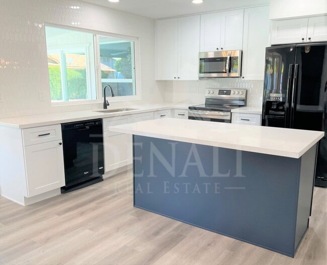 Building Photo - 618 W McNair St