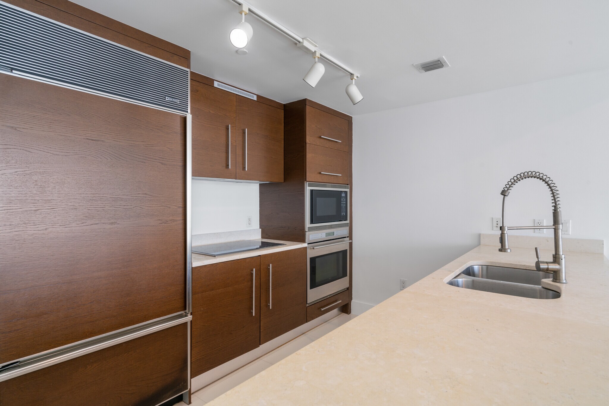 Building Photo - 475 Brickell Ave