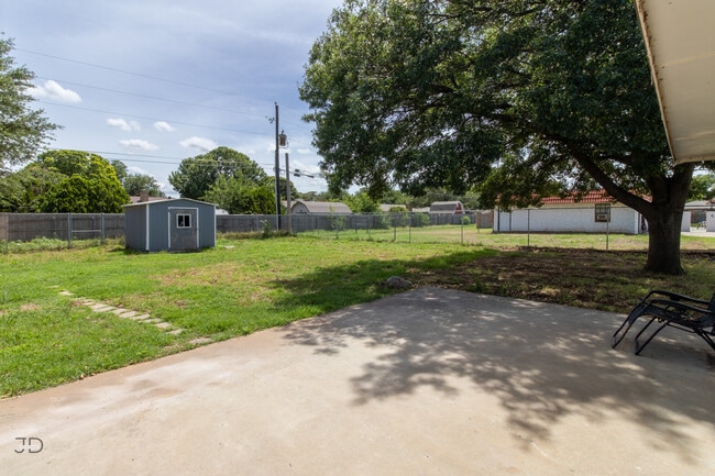 Building Photo - 1214 Sycamore Dr