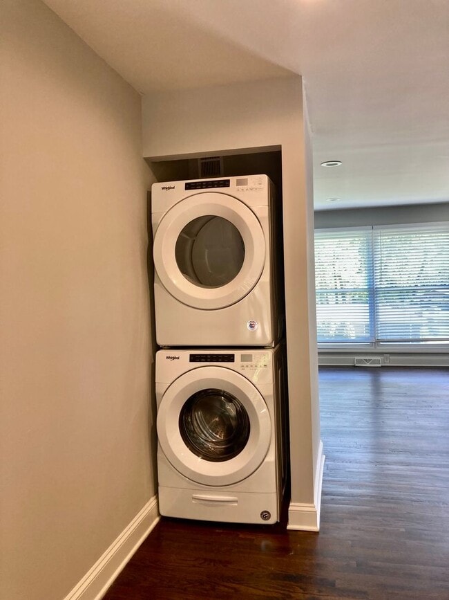 Building Photo - Impeccable 2 Bedroom, Fully Renovated in N...