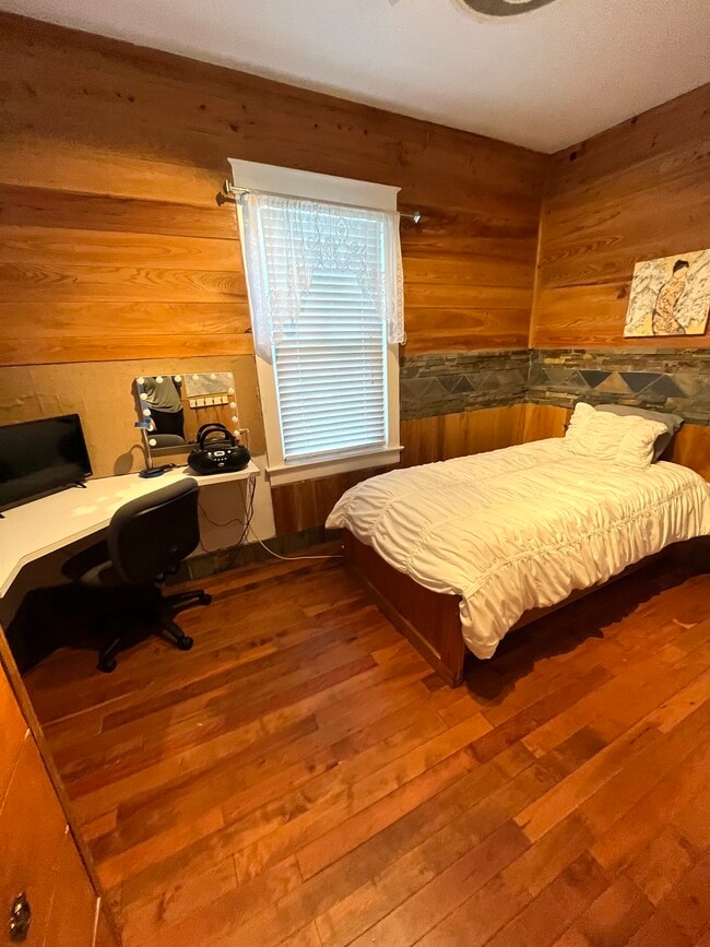 Building Photo - 1706 Mary St