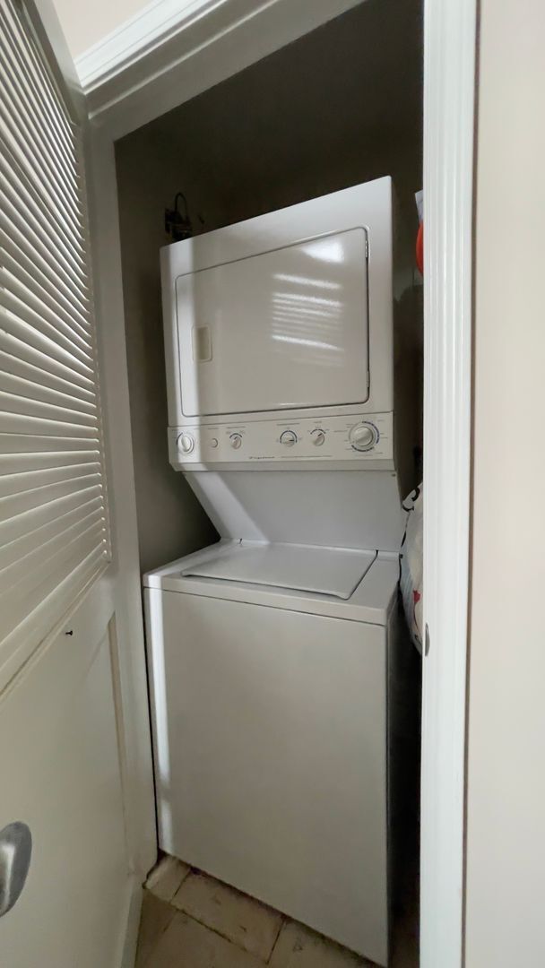 Building Photo - FURNISHED DOWNTOWN CONDO
