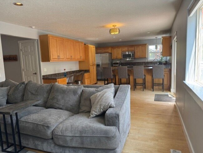 Building Photo - West Side Location