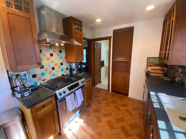 Shared Kitchen - 13514 Bailey St