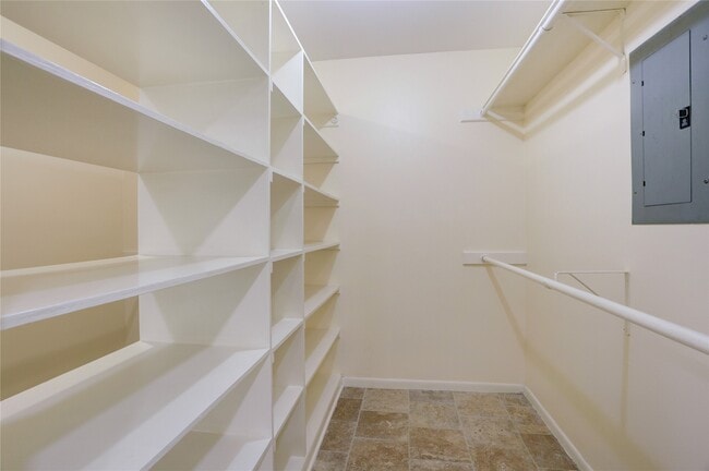 Building Photo - 15 Bendwood Dr