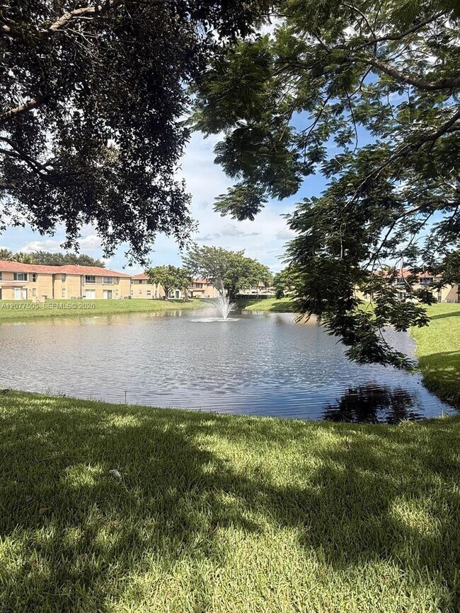 Building Photo - 10230 Twin Lakes Dr