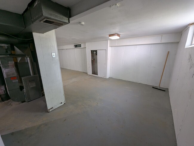 Building Photo - 225 Tay Rd