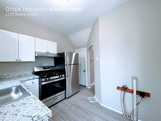 Building Photo - 2BR/1BA Apartment with Spacious Living roo...