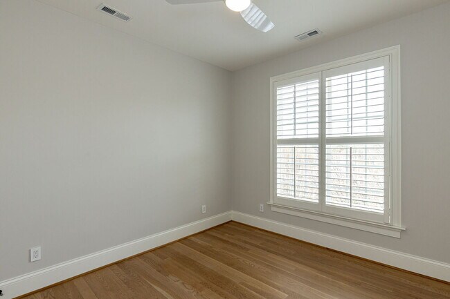 Building Photo - 1000 Kelton Cottage Way