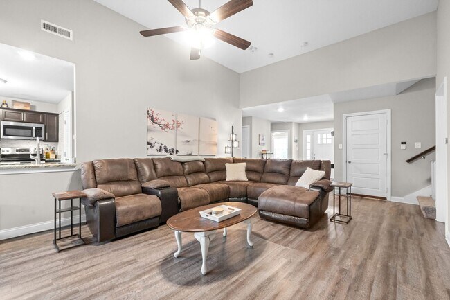 Building Photo - 3 Bed 2 Bath Home For Rent Near Downtown C...