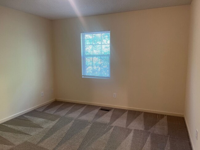 Building Photo - Beautiful 2-Bedroom Townhome in a Prime Location!