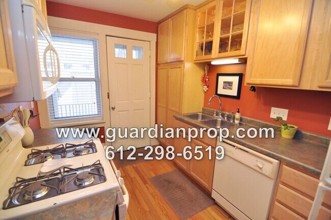 Building Photo - Merriam Park Condo Available September 1st, Main Floor Corner Unit, Hardwood Floors, Sunroom, Par...