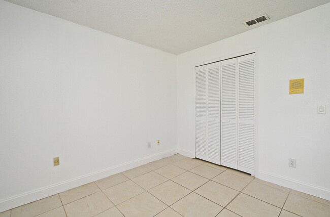 Building Photo - 1,850 Sq Ft 3-Bed, 2-Bath Orlando Home – Lawn Care Included & Fully Updated!